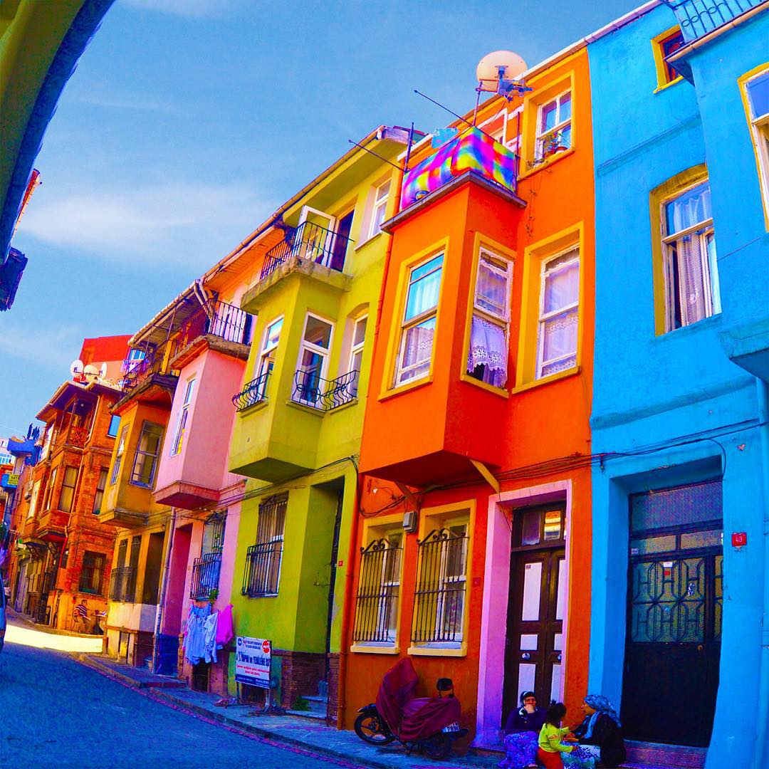 Colorful houses. Район Балат в Стамбуле. Балат Хаус Стамбул. Балат Стамбул цветные дома. Разноцветные домики Стамбул Балат.